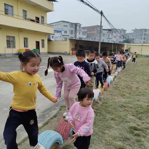 幼儿园里中二班小可爱们的日常