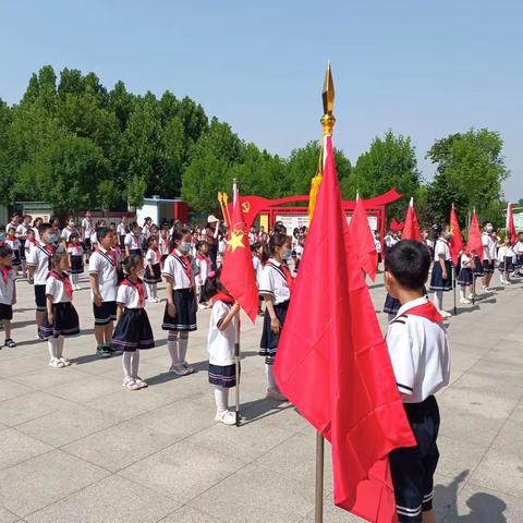 张家洼街道白龙店小学“喜迎二十大 争做新时代好队员”分批入队仪式