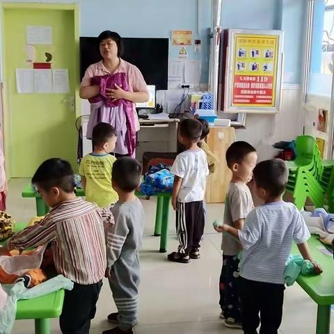 张营幼儿园小一班生活技能——《我会叠衣服》