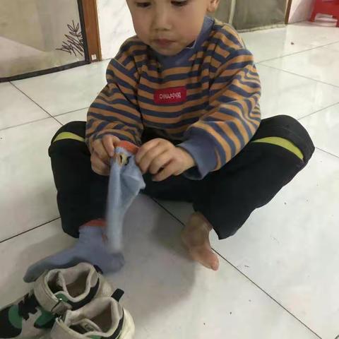 柳城县凤山镇中心幼儿园2021年秋学期“我是自理小达人”――小一班幼儿自理能力比赛