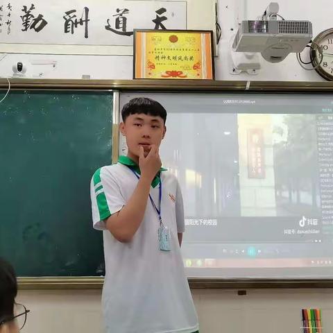 走进理想大学:主题班会                                                                    —— 高一八班