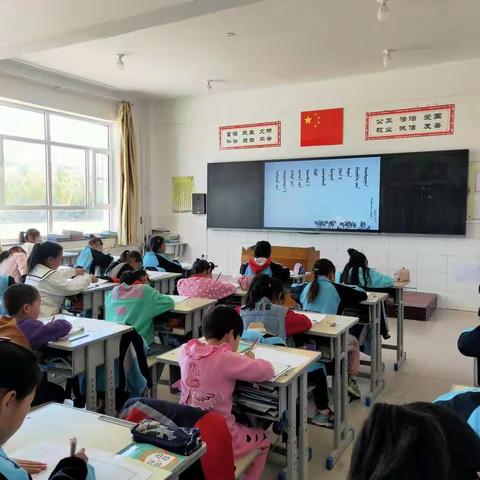 巴达仍贵小学“铸牢中华民族共同体意识”蒙文书法比赛