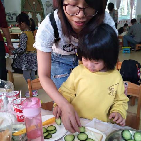 “小手拉大手，向美食出发”2018学年第一学期沙头街中心幼儿园烘培坊活动