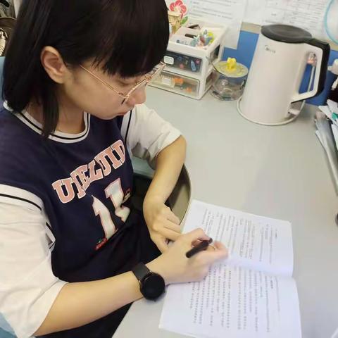 美信组组织学习中小学校岗位安全工作指南
