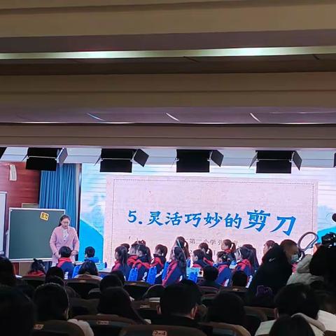 武汉市小学科学“思维型科学探究实践”专题研讨活动纪实