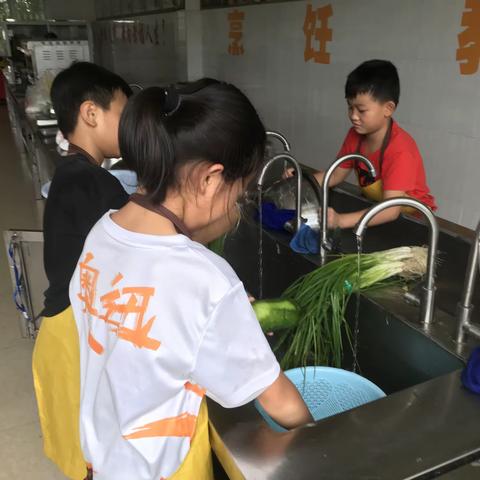 食全食美，溢香厅—三里镇中心小学三（1）中队趣味烹饪课堂