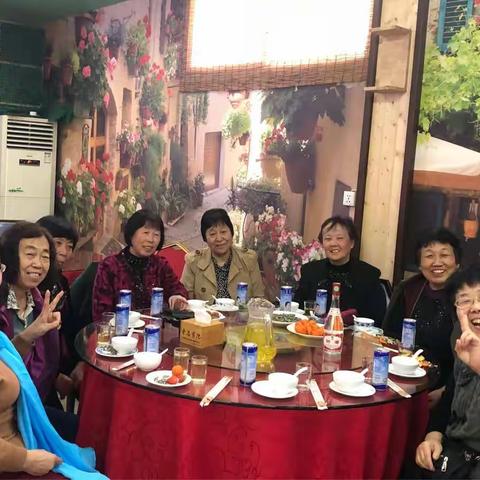 2018年3月27日西靳屯学校73届高中毕业生毕业45年聚会.李老师、冀老师、孟老师应邀参加了聚会。