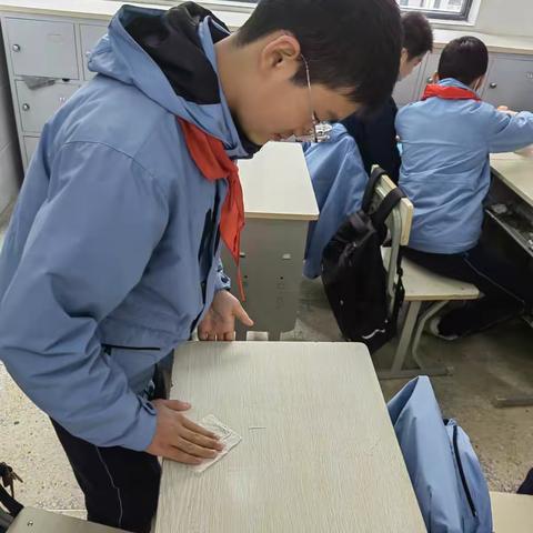 践行劳动精神 共建洁净校园