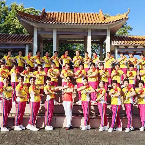 新圩健身队学习李旭老师原创《歌唱祖国》健身球操，仅用十个早晨学就试拍，有如此水平，姐妹们真棒👍继续加油✊