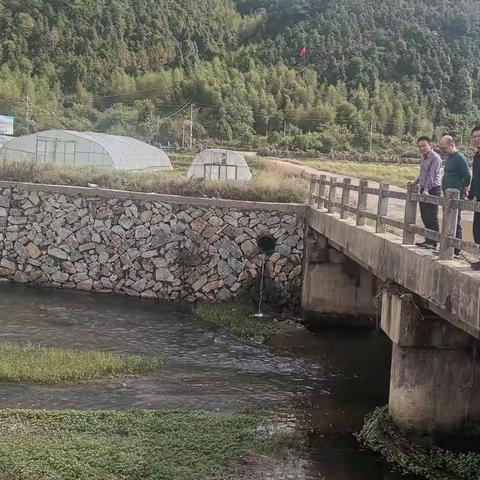 里田乡开展“河长日“巡河活动