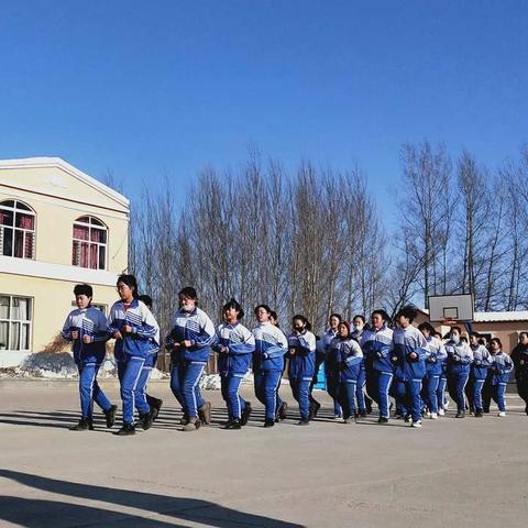兰岭学校举行阳光体育大课间冬季跑操比赛