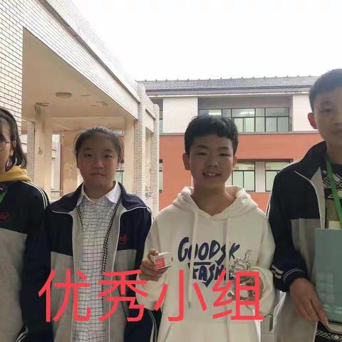 2212班笔墨书香组努力的样子！