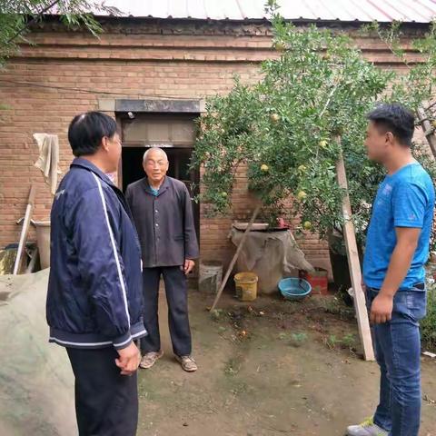 史庄村工作队入户走访贫困户