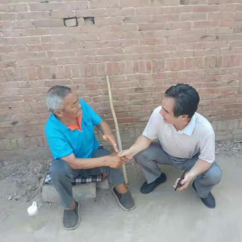 民政局扶贫日走基层  慰问贫困户