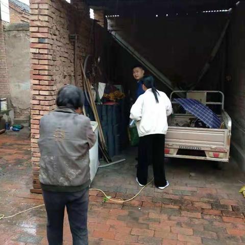 史庄村工作队雨中走访贫困户