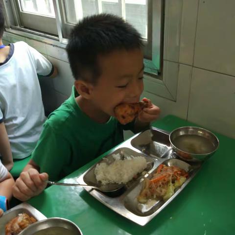 孩子们入小学的第一次午餐！都吃完了！还有3个孩子吃了两盘饭！