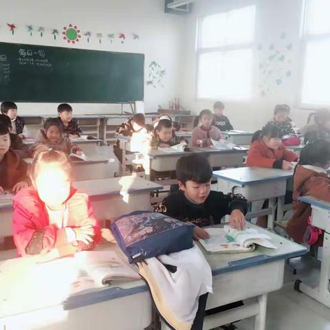 一日之际在于晨，核桃园小学全体教师进行早读