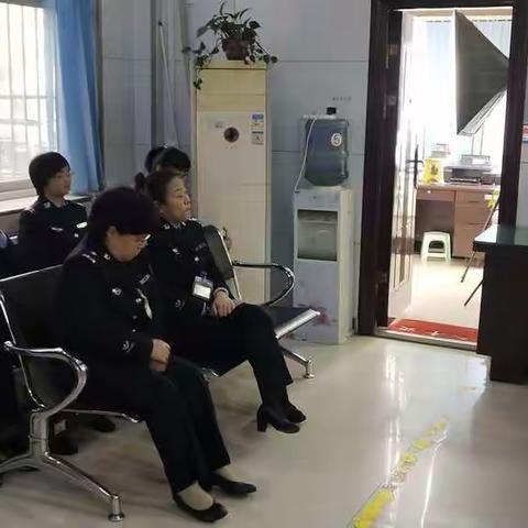 长乐中路派出所户政所长向户籍民警传达创文会议精神