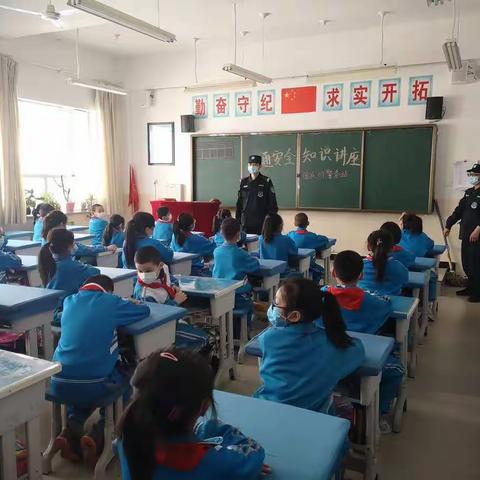 交通安全进校 共建和谐校园——库尔勒市第五中学开展交通安全知识讲座