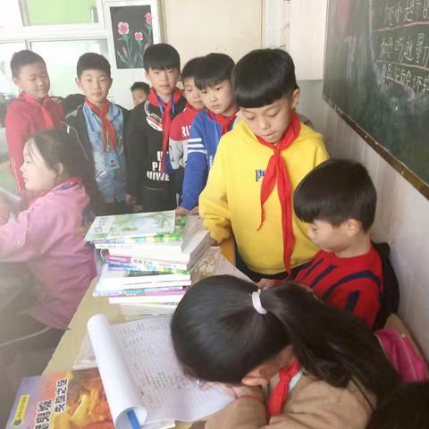 龙湖镇柏树刘小学四四班阅读课