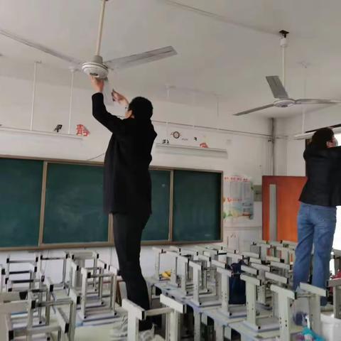 最美劳动一一三(3)班家长为教室打扫卫生