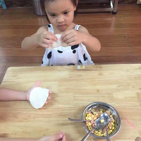 我们在学包饺子