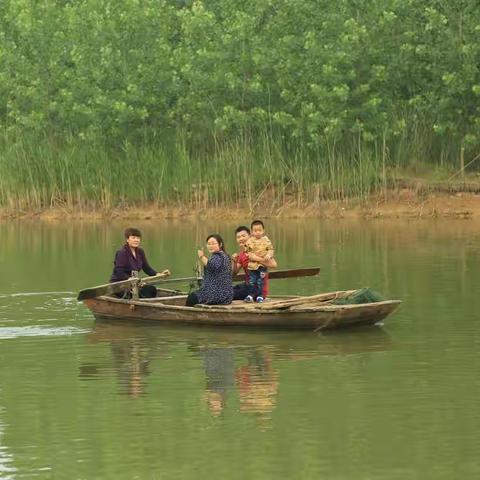 沉浸式湖游玩、隔空求爱一家人，只因遇见最美自已。