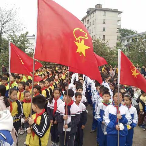 4月1日，凤凰镇府及凤凰八一中小学幼儿园开展“缅怀先烈，感恩幸福生活”为主题的清明祭扫仪式。