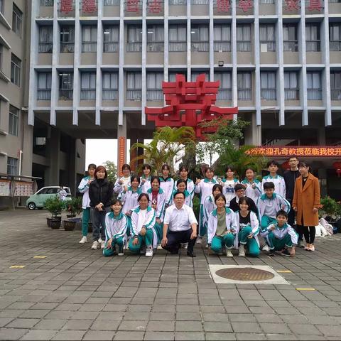 出海寻宝一一大同中学师生到屯昌县华一思源中学随堂听课。