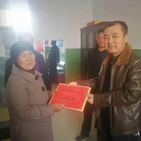 祁连县第一小学“伸出您的双手，献出您的爱心”为马艳同学募捐活动