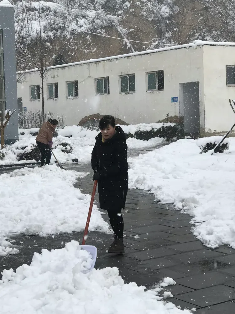 风雨无情人有情-为师生出入平安-我们一起来清雪