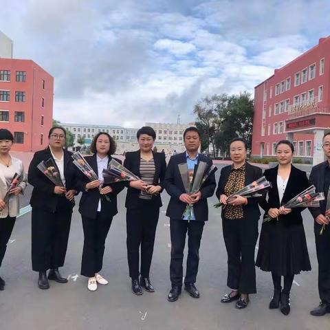 深情系教师  鲜花暖人心——六一小学庆祝教师节活动