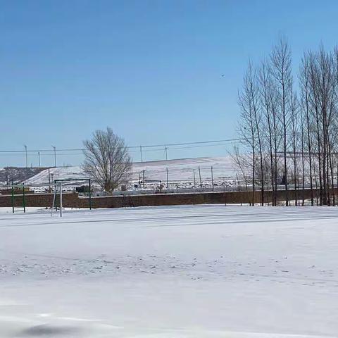 “最美不止下雪天 更有那些清路人”——庄头营小学扫雪活动