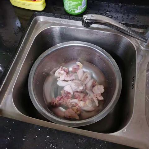 广东韶实31班崔竑立美食作业十一一新鲜虫草花炖鸡汤