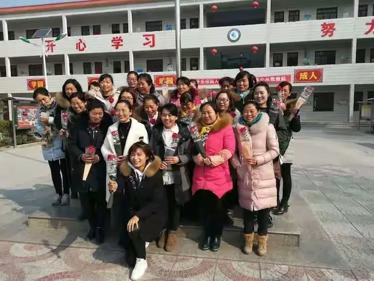 延津县东屯镇东屯小学工会庆三八文体趣闻运动会及表彰会