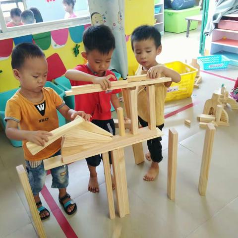 佛罗镇中心幼儿园小1班自主游戏《我会玩》