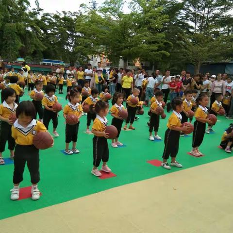 佛罗镇中心幼儿园《小一班》“绽放光彩，快乐六一”！