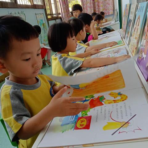 快乐阅读，阅读伴我成长——佛罗镇中心幼儿园小三班读书系列活动