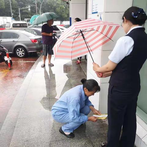 劳动者港湾·雨中送伞送情