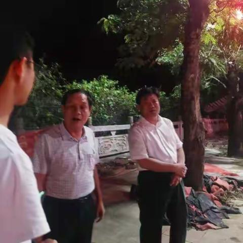 农业农村厅梁若明处长和赵文德副市长就五指山非洲猪瘟夜间防控情况进行检查