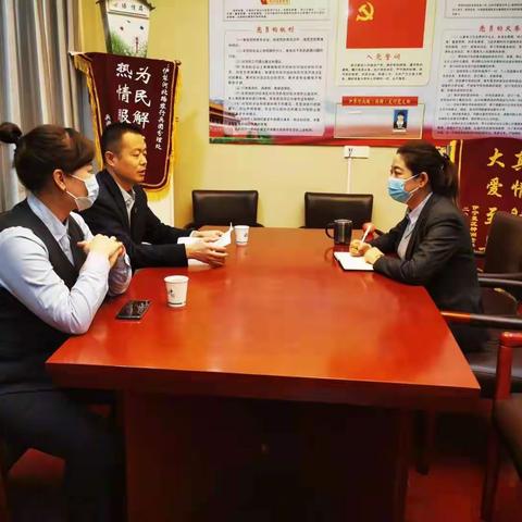 张勇同志和何晶晶同志到伊犁河北路支行对保险任务完成的网点进行表彰