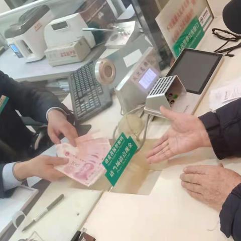 伊犁河北路支行开展“过新年、换新钱”宣传和兑换活动