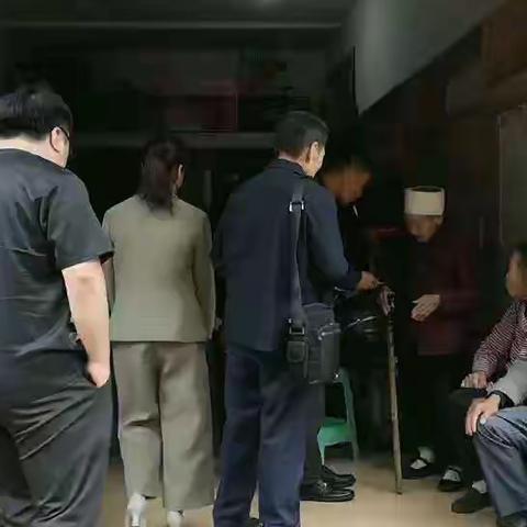 探望合江先滩龚氏族中92岁高龄冯树文老人