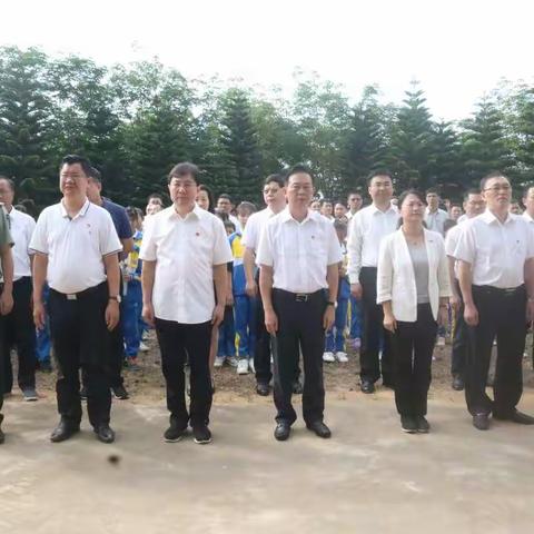 老城镇举办向风门岭烈士纪念碑和马白山将军塑像敬献花篮活动