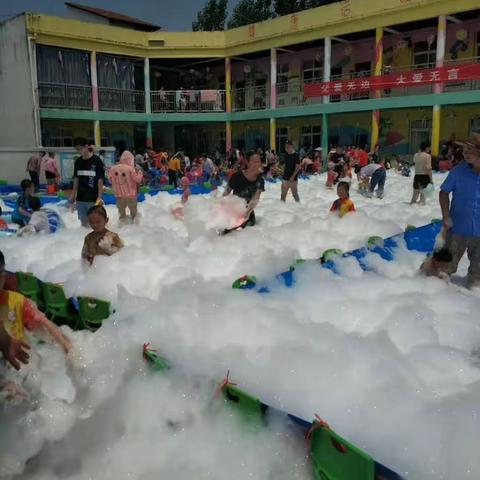 苗苗幼儿园“父亲节亲子狂欢—泡沫之夏”亲子活动