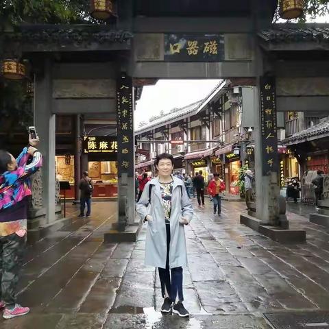 熙熙攘攘的磁器口古镇