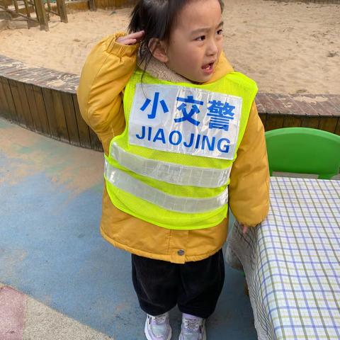 七小活动之小交警、小礼仪、小保健医