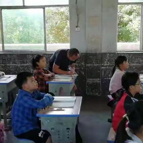 深入课堂抓教学，推门听课促成长-----固厢乡中心校推门听课纪实