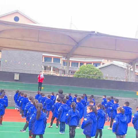 弘扬雷锋精神 做新时代好少年——鹤溪小学新学期升旗仪式暨学雷锋活动月启动仪式。