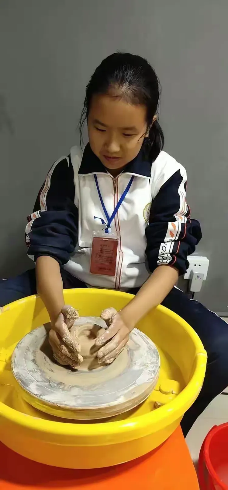 期待😘😘😘排排坐,玩泥巴🙌🏻🙌🏻晓雪同学,你手上的是